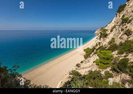 Eine Luftaufnahme des Egremni Strand auf Lefkada in Griechenland in Richtung auf die Spitze der 325 Treppe führt hinunter zum Strand. Stockfoto