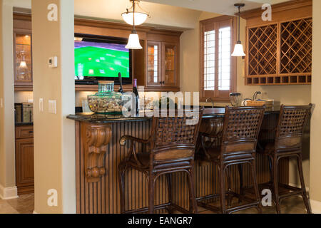 Schaufenster Wohn Wet Bar mit TV, Haus innen, USA Stockfoto