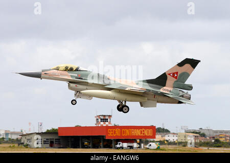 Venezolanische Air Force f-16 landet auf dem Natal Air Force Base in Brasilien während der Übung Cruzex. Stockfoto