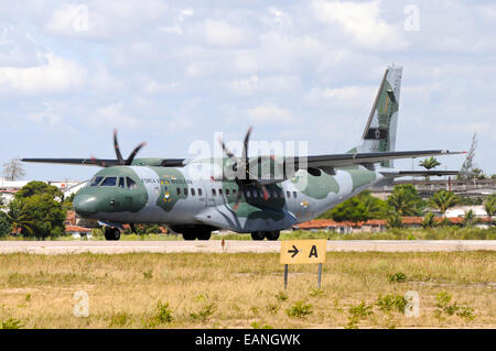 Brasilianische Luftwaffe C-105 (CASA C.295) auf dem Laufsteg in Natal Air Force Base während des Trainings Cruzex. Stockfoto