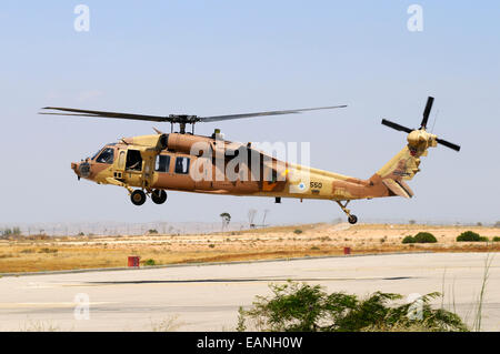 Israelische Luftwaffe UH-60 Yanshuf Hubschrauber abheben von Hatzerim Airbase, Israel. Stockfoto