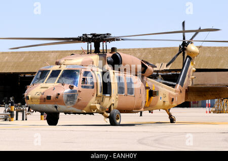Israelische Luftwaffe UH-60 Yanshuf Hubschrauber auf der Rampe Hatzerim Air Force Base, Israel. Stockfoto
