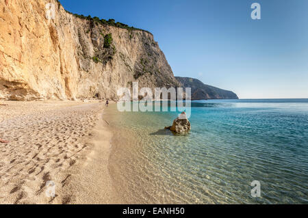 Porto Katsiki Strand auf der Insel Lefkada oder Lefkas in Griechenland. Aufgenommen im Oktober, wenn die Massen gegangen. Stockfoto