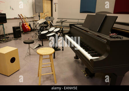 Baby Grand Piano in einem Musikschulungsraum in einer Highschool in Nordamerika Stockfoto