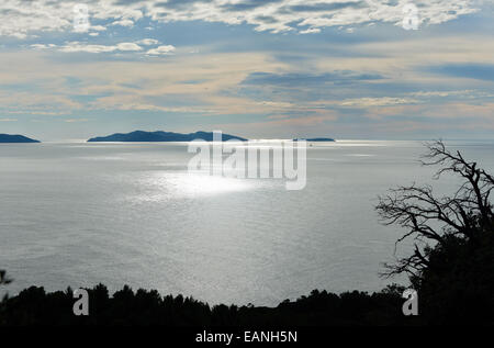 Seelandschaft mit kleinen Insel im ruhigen Mittelmeer Wasser auf Hintergrund des Himmels mit schönen Wolken Stockfoto