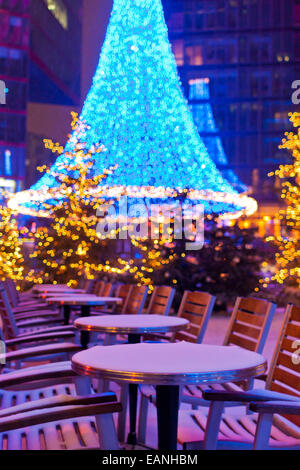 Weihnachtsschmuck und Schnee im Sony Center, Potsdamer Platz, Berlin Stockfoto