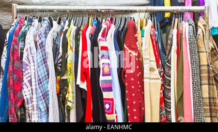Kleidung aus zweiter Hand zum Verkauf an einen Markt Stockfoto