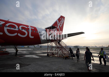 Passagiere, die Einschiffung Asien Zest Air Flugzeug am Ninoy Aquino International Airport in Manila, Philippinen Stockfoto