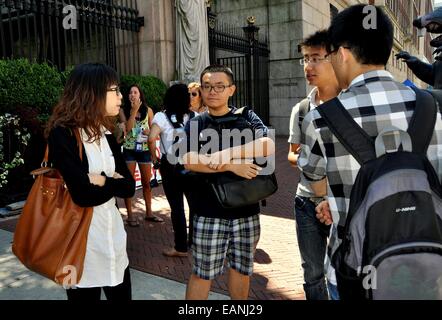 NYC: Gruppe von asiatischen Studenten im Chat vor den Toren der Broadway Eingang zu Columbia Universty Immatrikulation Wochentags Stockfoto