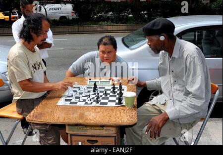 NYC: Drei Männer in tiefer Konzentration spielt Schach auf einem Bürgersteig Broadway in upper Manhattan vor der Columbia Universität Stockfoto