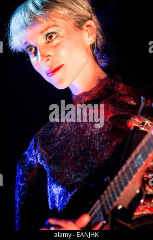 Mailand Italien. 17. November 2014. Der amerikanische alternative Singer/Songwriter ST. VINCENT führt im Music Club Alcatraz während der "Digitalen Zeuge Tour" Credit: Rodolfo weitertransferiert/Alamy Live News Stockfoto