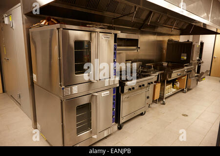 Grills und Öfen in einer amerikanischen High-School-Kantine Stockfoto