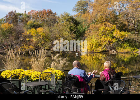 Älteres Paar auf Deck Außenseite Loeb Boathouse Restaurant im Central Park, New York Stockfoto