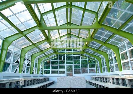 Die Detailansicht Gewächshaus Rahmens auf ParkThe Detailansicht Gewächshaus Rahmen im park Stockfoto