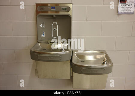 High School-Wasser-Brunnen und Trinkwasser Flasche füllen Lage Stockfoto