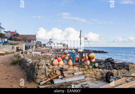 Bunte Bojen auf dem Meer auf Steephill Cove, eine Bucht mit einem kleinen Fischerdorf in der Nähe von Ventnor, Isle of Wight, Hampshire, Großbritannien Stockfoto