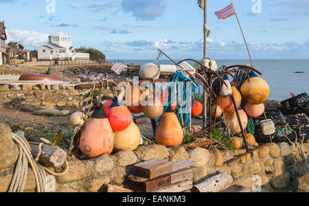 Bunte Bojen auf dem Meer auf Steephill Cove, eine Bucht mit einem kleinen Fischerdorf in der Nähe von Ventnor, Isle of Wight, Hampshire, Großbritannien Stockfoto