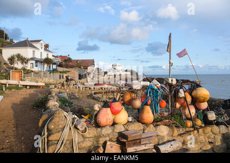 Bunte Bojen auf dem Meer auf Steephill Cove, eine Bucht mit einem kleinen Fischerdorf in der Nähe von Ventnor, Isle of Wight, Hampshire, Großbritannien Stockfoto