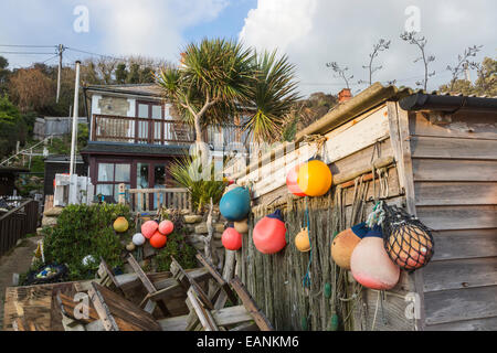 Bunte Bojen auf dem Meer auf Steephill Cove, eine Bucht mit einem kleinen Fischerdorf in der Nähe von Ventnor, Isle of Wight, Hampshire, Großbritannien Stockfoto