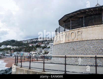 Ventnor name Zeichen auf der Seite eines Wasser Pumpstation, verkleidet als Musikpavillon und Aussichtsplattform, auf der Strandpromenade von Ventnor Stockfoto