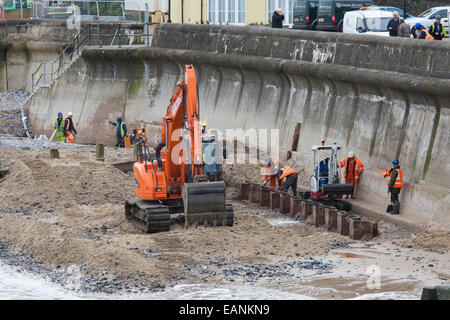 Arbeiter Meer Abwehrkräfte, Cromer, Norfolk zu stärken. UK Stockfoto