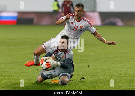 Budapest, Ungarn. 18. November 2014. Russische Torhüter Yuri Lodygin rettet den Ball aus Hunagrian Tamas Priskin (19) während Ungarn vs. Russland freundlich Fußball Spiel in Groupama Arena am 18. November 2014 in Budapest, Ungarn. Bildnachweis: Laszlo Szirtesi/Alamy Live-Nachrichten Stockfoto