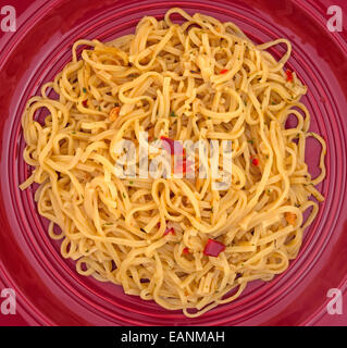 Draufsicht einer Portion Chow Mein Nudeln mit Garnelen auf einem hellen Teller. Stockfoto