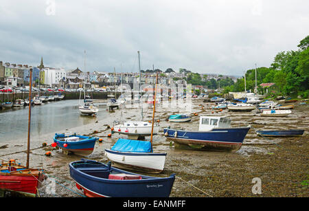 Seiont Flusshafen und bunten Boote bei Ebbe mit Gebäuden der walisischen Stadt Caernarfon in Ferne unter Gewitterhimmel Stockfoto