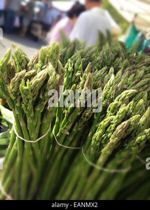 Spargel Trauben an einem Bauern-Markt-stand Stockfoto