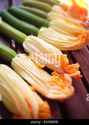 Bio Zucchini-Blüten auf einem Holztisch Stockfoto