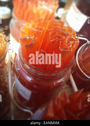 Honig-Sticks im Weckglas bei Farmers Market Studio City CA Stockfoto