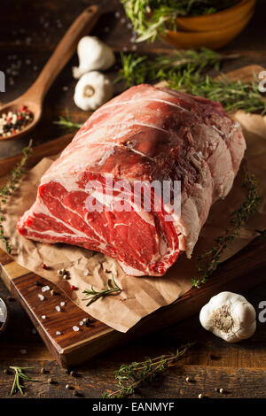 Rohe Grass gefüttert Fleisch der Hochrippe mit Kräutern und Gewürzen Stockfoto