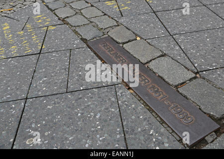 Melden Sie sich auf der Straße die Stelle der alten Berliner Mauer zeigen Stockfoto