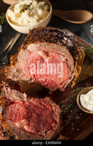 Hausgemachte Grass gefüttert Prime Rib Braten mit Kräutern und Gewürzen Stockfoto