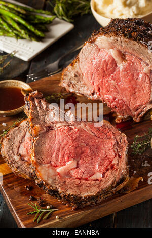 Hausgemachte Grass gefüttert Prime Rib Braten mit Kräutern und Gewürzen Stockfoto