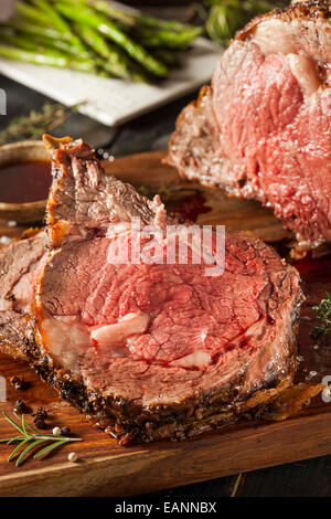 Hausgemachte Grass gefüttert Prime Rib Braten mit Kräutern und Gewürzen Stockfoto