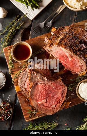 Hausgemachte Grass gefüttert Prime Rib Braten mit Kräutern und Gewürzen Stockfoto