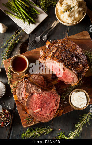 Hausgemachte Grass gefüttert Prime Rib Braten mit Kräutern und Gewürzen Stockfoto