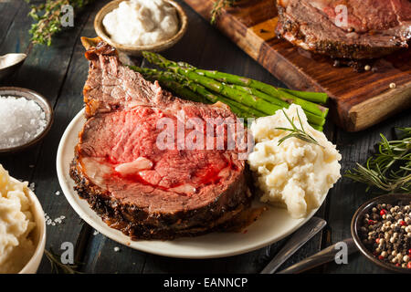 Hausgemachte Grass gefüttert Prime Rib Braten mit Kräutern und Gewürzen Stockfoto