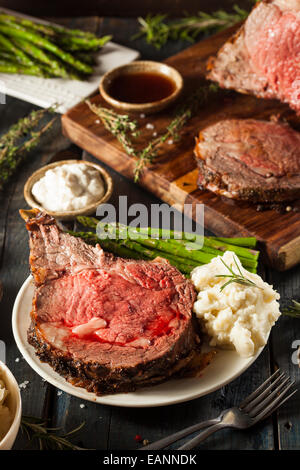 Hausgemachte Grass gefüttert Prime Rib Braten mit Kräutern und Gewürzen Stockfoto