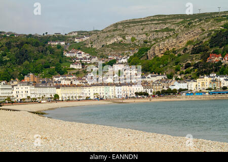 Hotels & andere Gebäude am Strand & am Fuß des großen Hügel - Great Orme - im Urlaubsland Resort Stadt von Llandudno, Wales Stockfoto