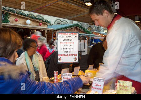 Traditionelle festliche Dickens Christmas Festival Straße Marktstände in Manchester, UK Stockfoto