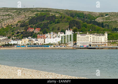 Hotels & andere Gebäude am Strand & am Fuß des großen Hügel - Great Orme - im Urlaubsland Resort Stadt von Llandudno, Wales Stockfoto