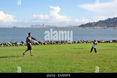 Vater und Sohn Ballspielen in Mill Valley Park an der San Francisco Bay Stockfoto