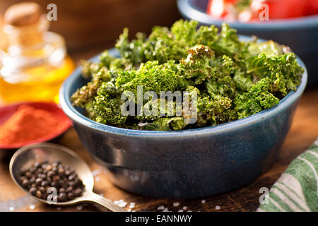 Eine Schüssel mit Chips knusprig lecker gebackene Grünkohl. Stockfoto