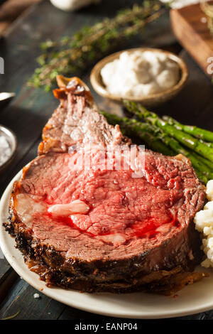 Hausgemachte Grass gefüttert Prime Rib Braten mit Kräutern und Gewürzen Stockfoto