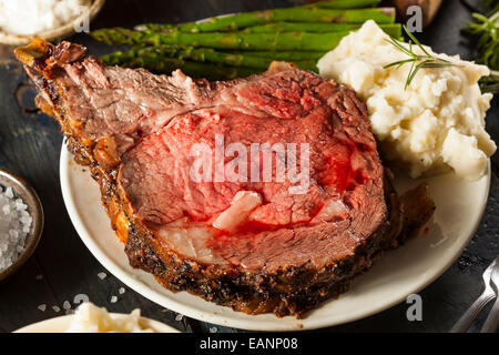 Hausgemachte Grass gefüttert Prime Rib Braten mit Kräutern und Gewürzen Stockfoto