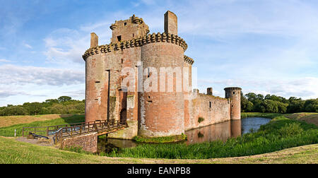 Caerlaverock Castle an einem sonnigen Tag eine idyllische Szene in Dumfries und Galloway nahe der schottischen Grenze. Stockfoto