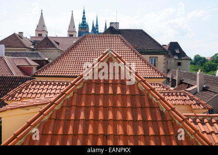 Dachziegel auf zufällige Dächer in Prag bilden Muster Stockfoto
