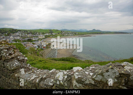 Blick vom Höhenburg der walisischen Stadt Criccieth vom Strand von Cardigan Bay & grüne Felder dehnen zu fernen Bergen Stockfoto